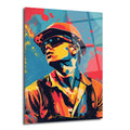 Canlı ve dinamik pop art tarzında çizilmiş, baret ve gözlüklü bir işçinin renkli portresi. Kırmızı, mavi, sarı ve turuncu tonlarında fırça darbeleri ve sıçramalarla bezeli modern bir cam tablo.