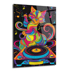 Siyah arka plan üzerinde neon renklerde, canlı ve soyut bir DJ kedi figürü. Kedi, pikap başında müzik çalarken görülüyor, çevresinde renkli müzik notaları ve yıldızlar uçuşuyor. Kedi ve pikap, pembe, mavi, yeşil, sarı ve mor gibi parlak tonlarda, girdaplı desenlerle dolu.