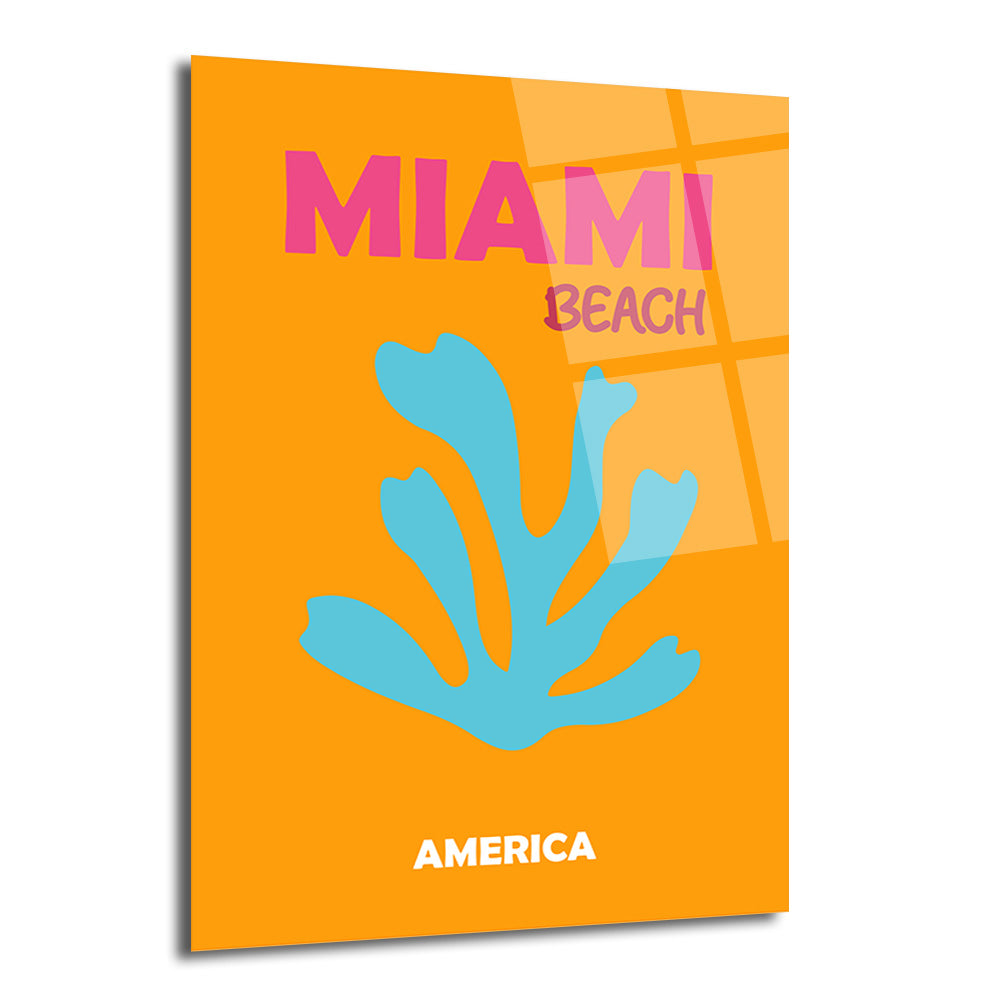Canlı turuncu zemin üzerinde pembe 'MIAMI' ve 'BEACH' yazıları ile stilize edilmiş turkuaz deniz bitkisi figürü ve 'AMERICA' yazısı bulunan, modern ve minimalist Miami temalı cam tablo.