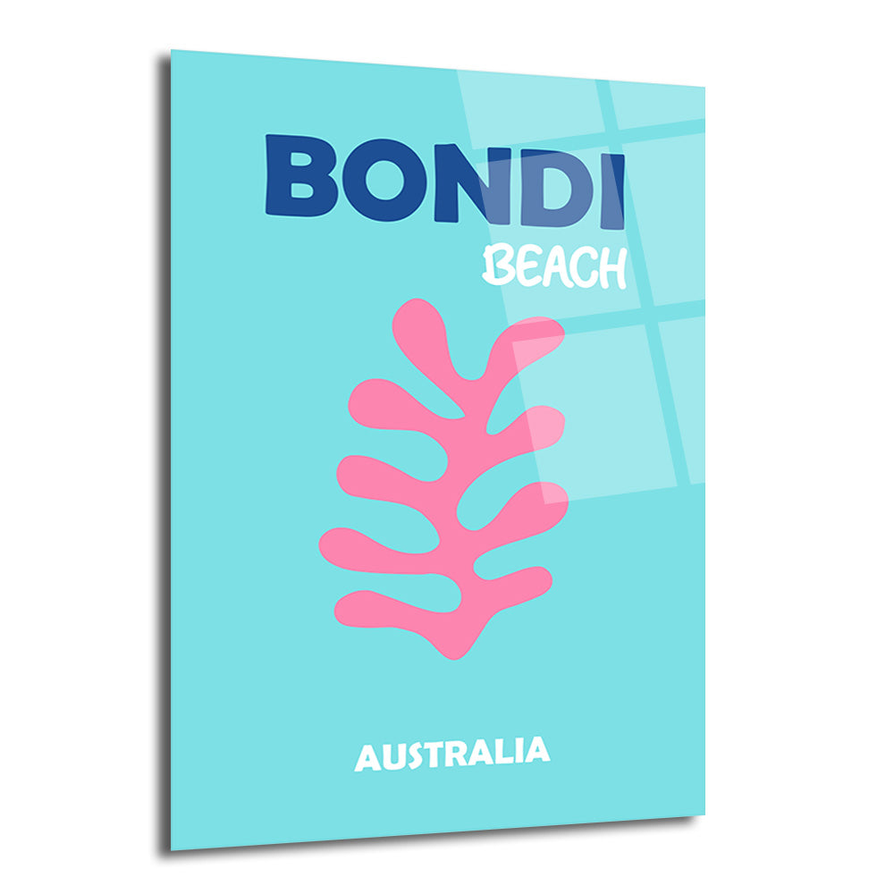 Açık turkuaz zemin üzerinde koyu mavi "BONDI", beyaz "BEACH" ve "AUSTRALIA" yazıları ile pembe, stilize edilmiş bir mercan figürü bulunan dikdörtgen cam tablo.