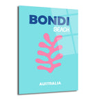 Açık turkuaz zemin üzerinde koyu mavi "BONDI", beyaz "BEACH" ve "AUSTRALIA" yazıları ile pembe, stilize edilmiş bir mercan figürü bulunan dikdörtgen cam tablo.