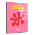 Pembe arka plan üzerinde sarı 'IBIZA', beyaz 'BOHEMIA' ve 'SPAIN' yazıları ile kırmızı, soyut ve organik bir şeklin bulunduğu modern cam tablo.