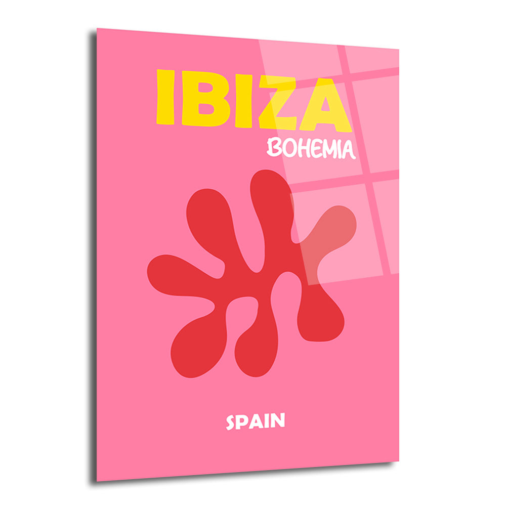 Pembe arka plan üzerinde sarı 'IBIZA', beyaz 'BOHEMIA' ve 'SPAIN' yazıları ile kırmızı, soyut ve organik bir şeklin bulunduğu modern cam tablo.