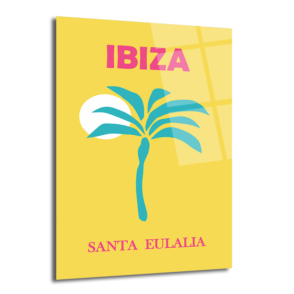 Parlak sarı zeminde, teal renkli palmiye ağacı ve beyaz güneşi gösteren, üzerinde pembe harflerle 'IBIZA' ve 'SANTA EULALIA' yazan, retro tarzda bir cam tablo.