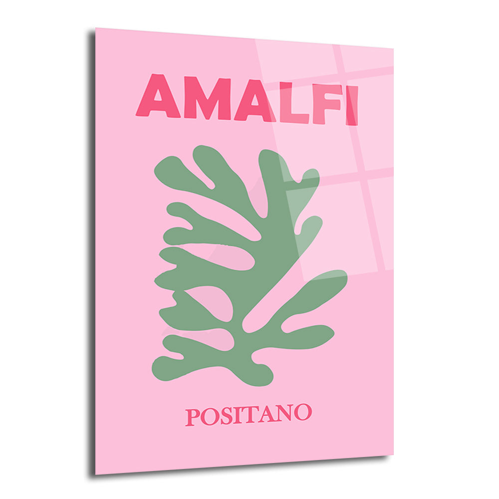 Açık pembe zemin üzerinde, ortada nane yeşili soyut bir deniz yosunu veya yaprak formu bulunan, üstte koyu pembe renkte "AMALFI" ve altta "POSITANO" yazan modern cam tablo.