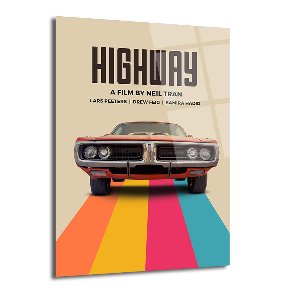 Bej arka plan üzerinde, ön planda vintage kırmızı bir muscle araba ve altında turuncu, sarı, pembe, açık mavi renkli yol şeritleri bulunan, Highway film afişi tarzında minimalist bir cam tablo.