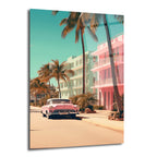 Güneşli bir Miami sokağında pembe klasik bir araba, palmiye ağaçları ve pastel renkli Art Deco binalar görülüyor. Retro ve canlı bir atmosfer hakim.