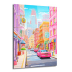 Pastel pembe, mor ve sarı tonlarda boyanmış, canlı binalarla dolu bir şehir sokağı. Sokakta pembe arabalar ve uzakta gökdelenler görülüyor, masalsı bir atmosfer var.