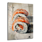 Somon dilimleri ve pirinçten oluşan iki adet sushi rulosunun modern, fırça darbeli bir sanat eseri olarak tasvir edildiği cam tablo. Arka plan açık gri tonlarda, soyut dokulu ve turuncu sıçramalarla hareketlendirilmiş.