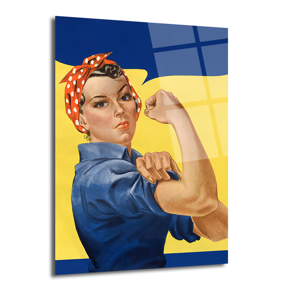 Mavi bir işçi gömleği ve kırmızı puantiyeli bandanasıyla kolunu bükerek kasını gösteren, kararlı bakışlı, ikonik Rosie the Riveter posterinin canlı renklerde basılı olduğu parlak bir cam tablo. Arka plan sarı ve mavi renklerde.