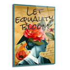 Sarı benekli arka planda, mavi tonlarda bir kadın silüeti ve başında açan kırmızı çiçeklerle 'LET EQUALITY BLOOM' yazısının bulunduğu sanatsal cam tablo.
