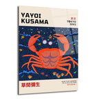 Yayoi Kusama tarzında, koyu lacivert sonsuzluk ağı desenli arka plan üzerinde büyük, kırmızı benekli bir yengeç figürü içeren modern sanatsal cam tablo. Tablonun üst kısmında 'YAYOI KUSAMA', 'TOKYO 1993' yazıları, alt kısmında ise 'MUSE D'ART MODERNE DE LA VILLA DE PARIS' ve Japonca karakterler yer almaktadır.