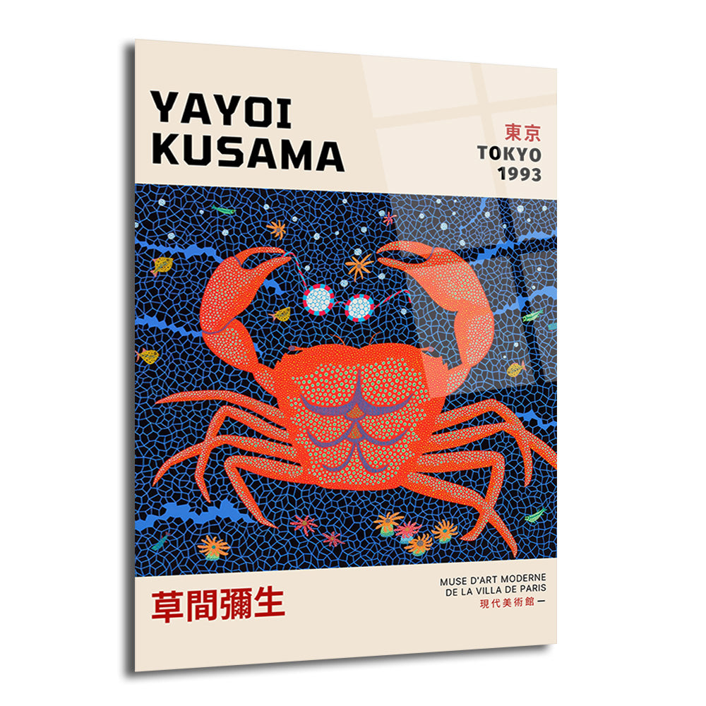 Yayoi Kusama tarzında, koyu lacivert sonsuzluk ağı desenli arka plan üzerinde büyük, kırmızı benekli bir yengeç figürü içeren modern sanatsal cam tablo. Tablonun üst kısmında 'YAYOI KUSAMA', 'TOKYO 1993' yazıları, alt kısmında ise 'MUSE D'ART MODERNE DE LA VILLA DE PARIS' ve Japonca karakterler yer almaktadır.