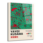 Yeşil zemin üzerinde kırmızı benekler ve soyut organik şekillerin bulunduğu, Yayoi Kusama sergisini tanıtan minimalist bir cam tablo. Alt kısımda sanatçının adı ve sergi detayları yazılıdır.
