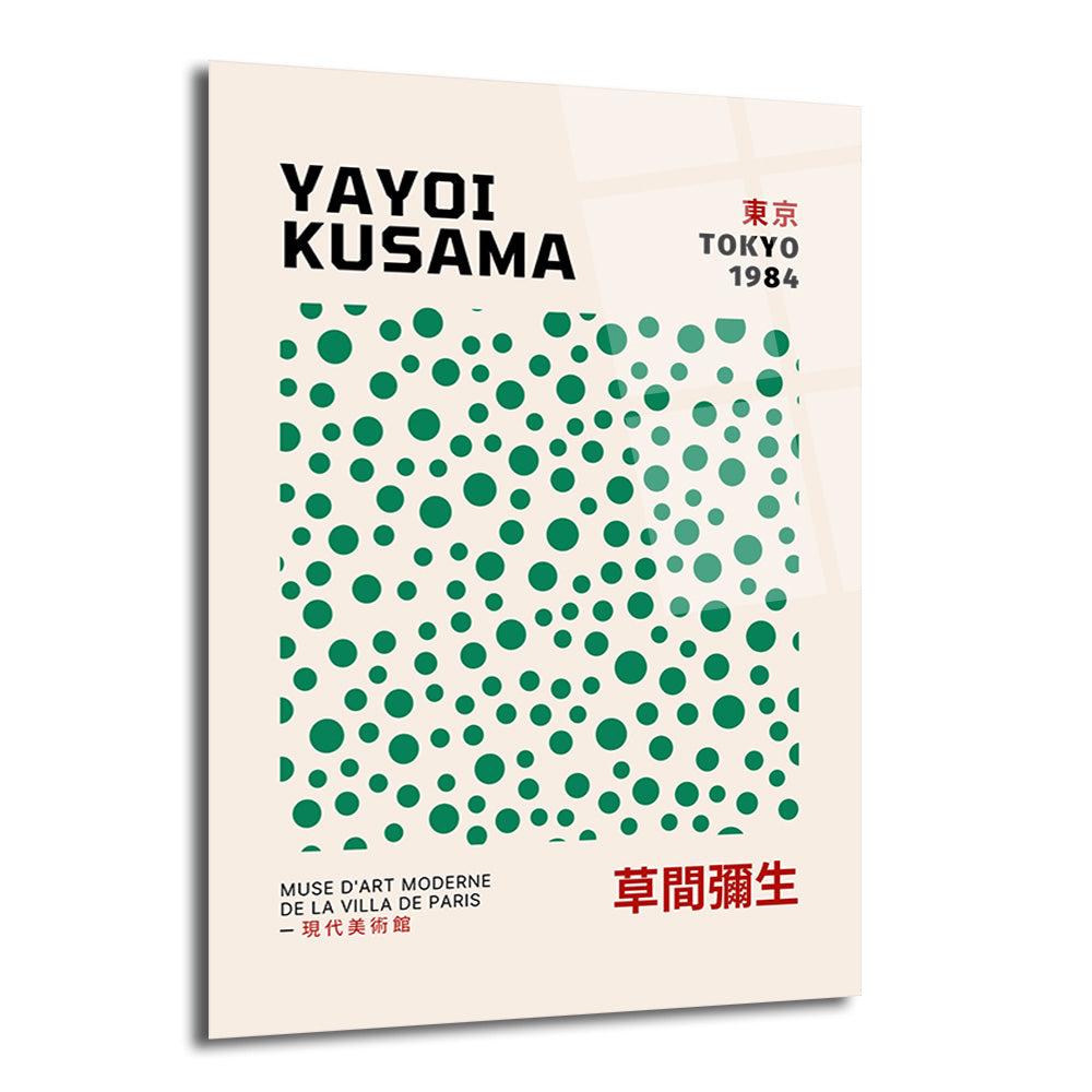 Yayoi Kusama'nın 1984 Tokyo sergisini tanıtan, bej zemin üzerinde farklı boyutlarda yeşil puantiyelerle dolu modern bir cam tablo. Üstte 'YAYOI KUSAMA' ve 'TOKYO 1984', altta 'MUSE D'ART MODERNE DE LA VILLA DE PARIS' ve Japonca karakterler yer alıyor.