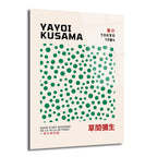 Yayoi Kusama'nın 1984 Tokyo sergisini tanıtan, bej zemin üzerinde farklı boyutlarda yeşil puantiyelerle dolu modern bir cam tablo. Üstte 'YAYOI KUSAMA' ve 'TOKYO 1984', altta 'MUSE D'ART MODERNE DE LA VILLA DE PARIS' ve Japonca karakterler yer alıyor.