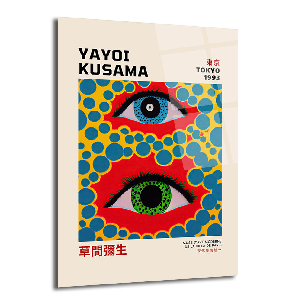 Yayoi Kusama'nın imzası olan puantiyeli desenlerle çevrili, biri mavi diğeri yeşil irise sahip iki büyük gözün yer aldığı, kırmızı ve sarı tonların hakim olduğu modern bir cam tablo. Üstte 'YAYOI KUSAMA' ve 'TOKYO 1993' yazıları, altta Japonca karakterler ve 'MUSE D'ART MODERNE DE LA VILLA DE PARIS' ibaresi bulunuyor.