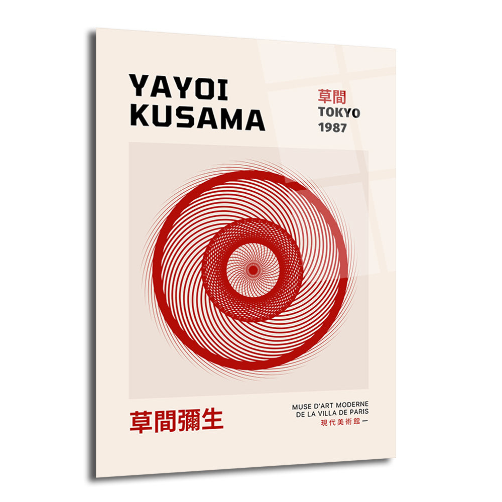 Yayoi Kusama'nın 1987 Tokyo sergisini anımsatan, bej arka plan üzerinde merkezden dışa doğru yayılan hipnotik kırmızı spirallerden oluşan modern sanat cam tablo. Üzerinde Japonca karakterler ve 'YAYOI KUSAMA', 'TOKYO 1987' yazıları bulunmaktadır.