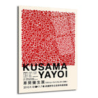 Krem rengi zemin üzerinde, farklı boyutlarda yoğun kırmızı benekler ve alt kısmında 'KUSAMA YAYOI' yazısı ile Japonca karakterler bulunan modern bir sanat posteri.