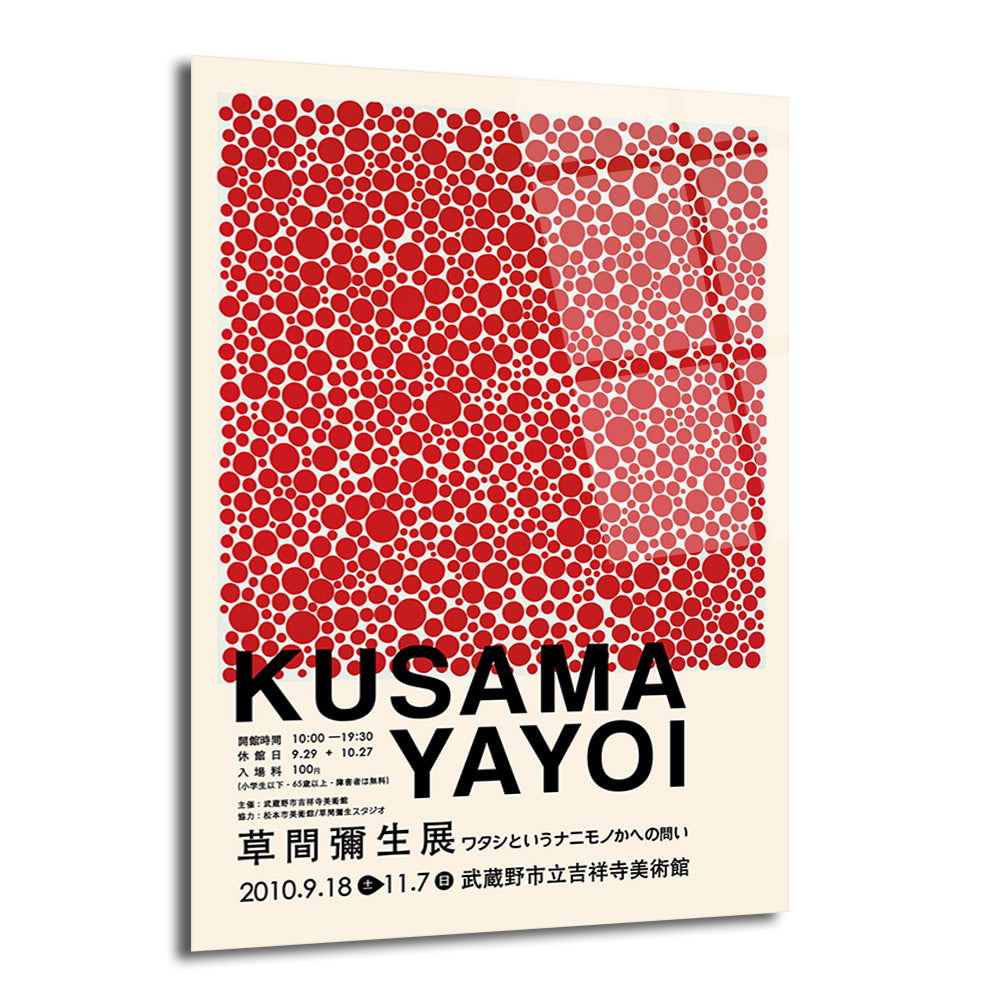 Krem rengi zemin üzerinde, farklı boyutlarda yoğun kırmızı benekler ve alt kısmında 'KUSAMA YAYOI' yazısı ile Japonca karakterler bulunan modern bir sanat posteri.