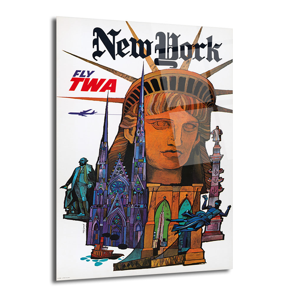 Beyaz arka plan üzerinde, New York şehrinin ikonik yapılarını ve Özgürlük Heykeli'ni gösteren, canlı renklerde vintage TWA seyahat posteri temalı cam tablo. Posterde "New York" ve "Fly TWA" yazıları, bir uçak silueti ve çeşitli şehir simgeleri stilize edilmiş şekilde yer alıyor.