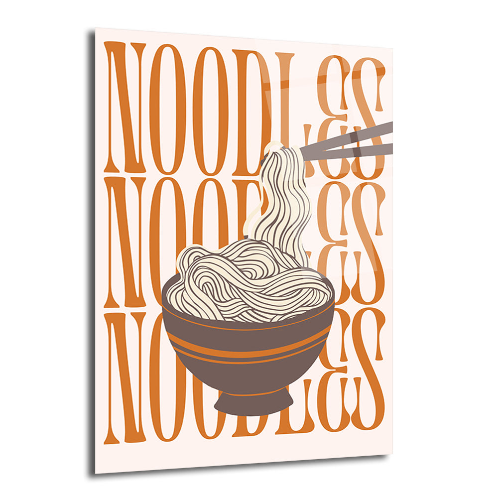 Açık bej zemin üzerinde kahverengi kasede, çubuklarla tutulan bej renkli noodle makarna görseli. Arka planda büyük harflerle tekrarlanan 'NOODLES' yazısı.