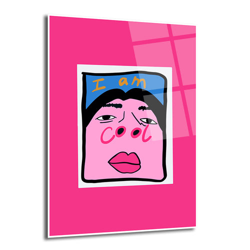 Canlı pembe bir arka plan üzerinde, "I am cool" yazısı bulunan, pembe yüzlü, karikatürize bir insan figürünün yer aldığı modern cam tablo.