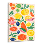 Açık bej zeminde turuncu, sarı, pembe, yeşil ve mavi tonlarında stilize edilmiş portakal, limon, karpuz, ananas gibi tropikal meyve dilimleri ve yaprak motiflerinin bulunduğu, modern ve enerjik bir cam tablo tasarımı.