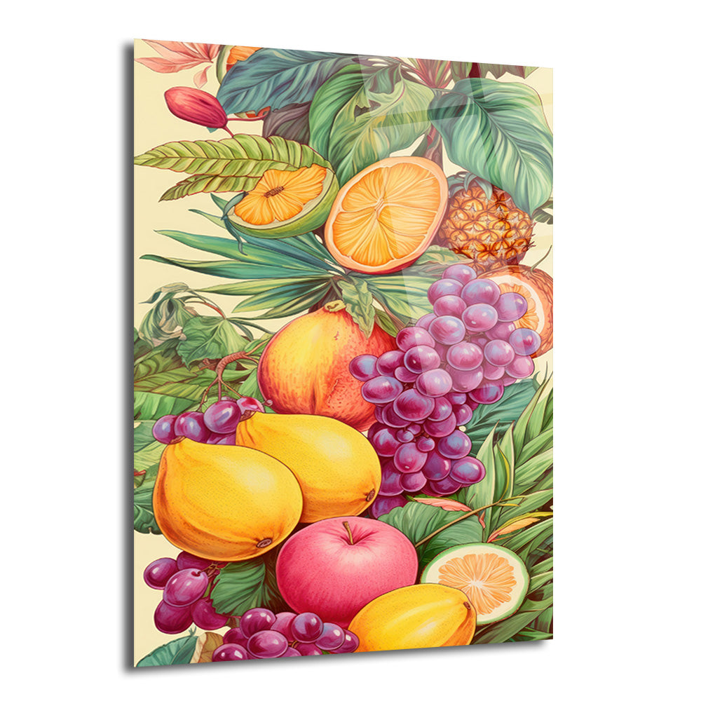 Mor üzüm salkımları, dilimlenmiş portakallar, ananas, pembe elma, sarı limonlar ve yeşil tropikal yaprakların yer aldığı, canlı ve zengin renklerde bir meyve kompozisyonu cam tablo.