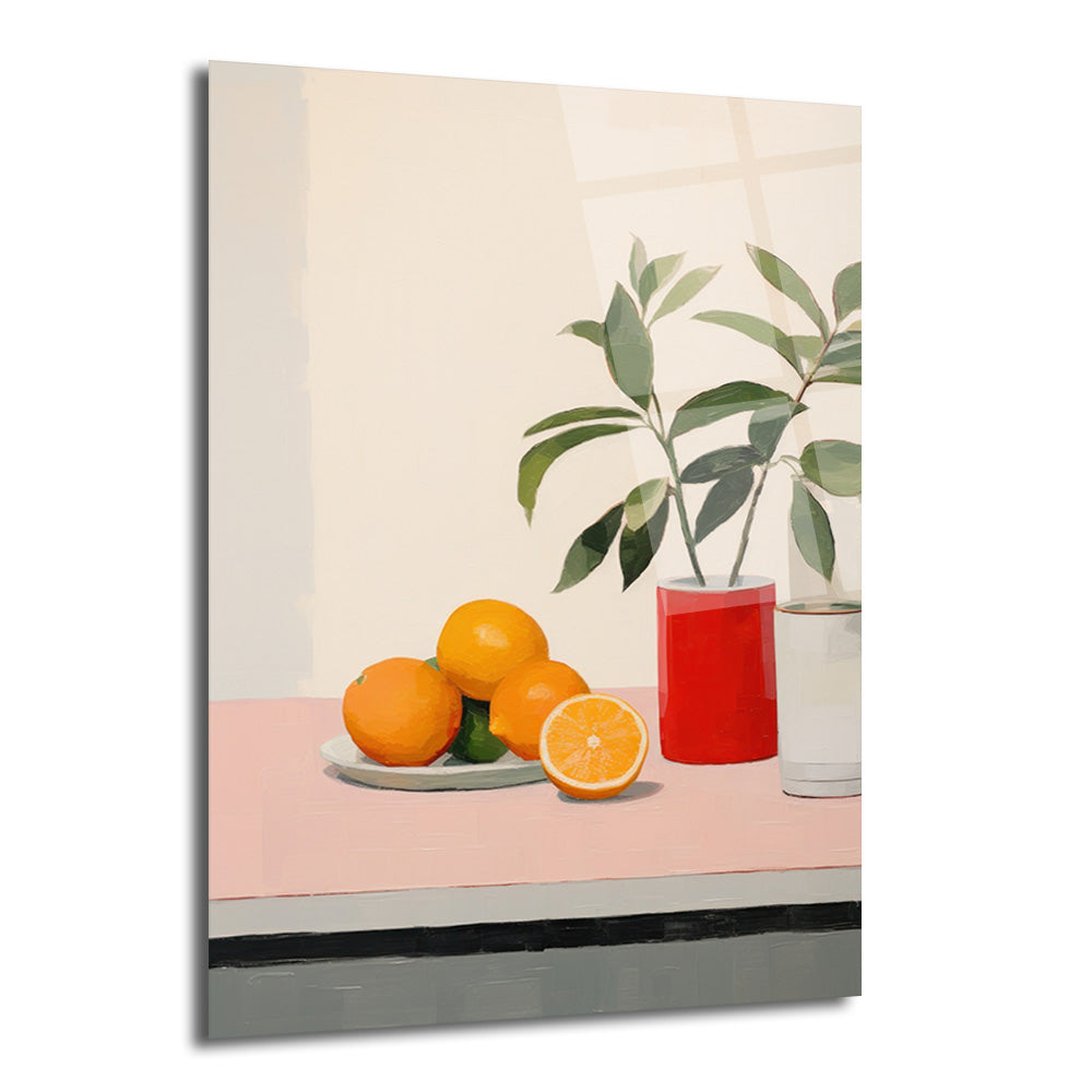 Minimalist tarzda çizilmiş, pembe bir masa üzerinde portakallar, kırmızı bir vazoda yeşil bitki ve beyaz bir kap bulunan bir iç mekan sahnesi gösteren cam tablo.