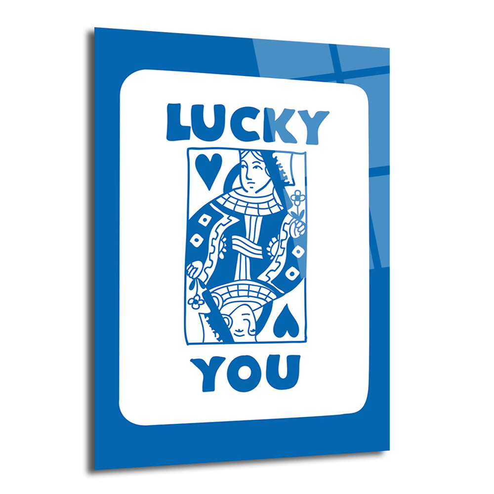 Mavi ve beyaz renklerde tasarlanmış, iskambil destesi kraliçesini stilize eden ve 'LUCKY YOU' yazısı içeren modern bir cam tablo.