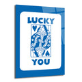 Mavi ve beyaz renklerde tasarlanmış, iskambil destesi kraliçesini stilize eden ve 'LUCKY YOU' yazısı içeren modern bir cam tablo.