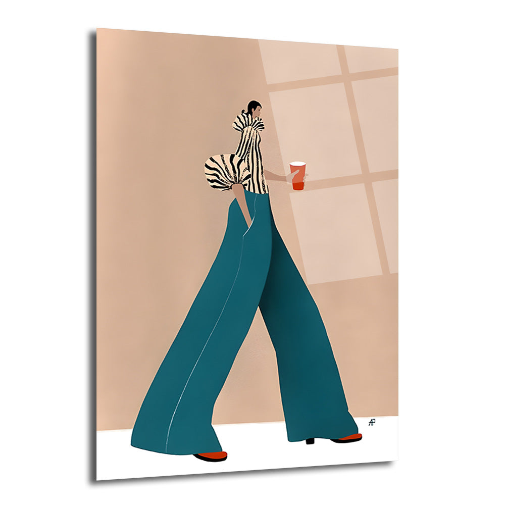 Zebra desenli bluz ve geniş paça turkuaz pantolon giyen, elinde kırmızı bardakla yürüyen stilize bir kadın figürünü gösteren modern illüstrasyon cam tablo.