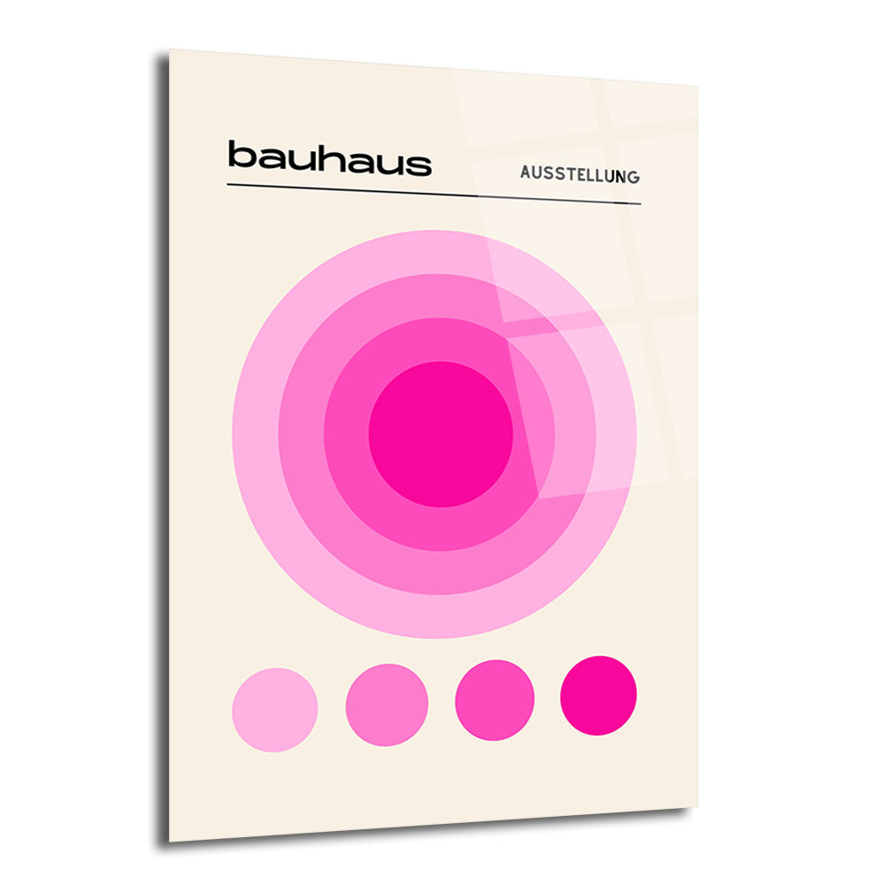 Krem rengi zeminde Bauhaus tarzı pembe konsantrik daireler ve alt kısımda dört küçük pembe daire bulunan modern cam tablo. Üst kısımda 'bauhaus' ve 'AUSSTELLUNG' yazıları yer alıyor.