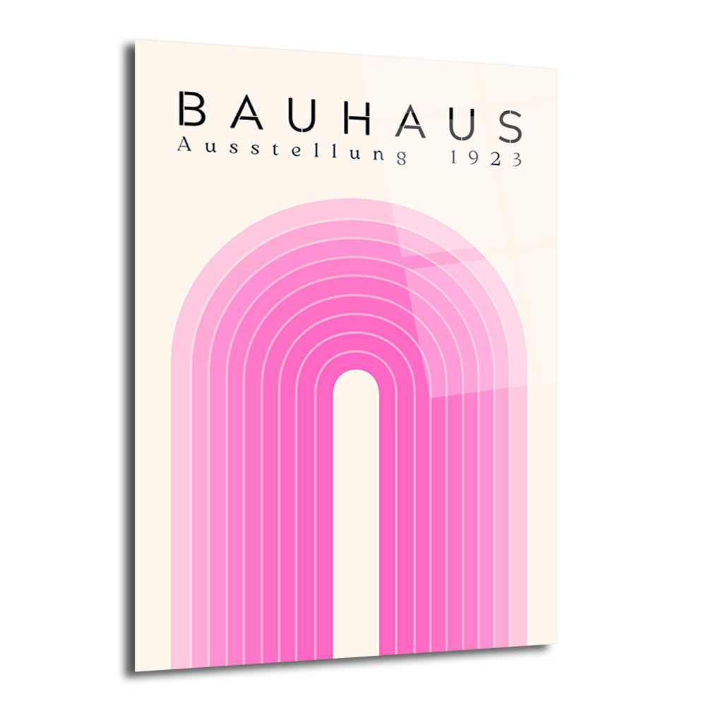 Krem bej arka plan üzerinde, üst kısmında BAUHAUS Ausstellung 1923 yazısı bulunan ve altında pembe tonlarında, iç içe geçmiş kemer şeklinde çizgisel bir grafik deseni içeren minimalist Bauhaus tarzı bir cam tablo.
