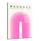 Krem bej arka plan üzerinde, üst kısmında BAUHAUS Ausstellung 1923 yazısı bulunan ve altında pembe tonlarında, iç içe geçmiş kemer şeklinde çizgisel bir grafik deseni içeren minimalist Bauhaus tarzı bir cam tablo.