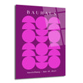 Koyu mor arka plan üzerinde, parlak pembe daire ve yarım dairelerden oluşan geometrik desenli, Bauhaus stilinde bir cam tablo. Üstte 'BAUHAUS', altta 'Ausstellung - July 19, 1923' yazıları beyaz renkte.