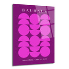 Koyu mor arka plan üzerinde, parlak pembe daire ve yarım dairelerden oluşan geometrik desenli, Bauhaus stilinde bir cam tablo. Üstte 'BAUHAUS', altta 'Ausstellung - July 19, 1923' yazıları beyaz renkte.