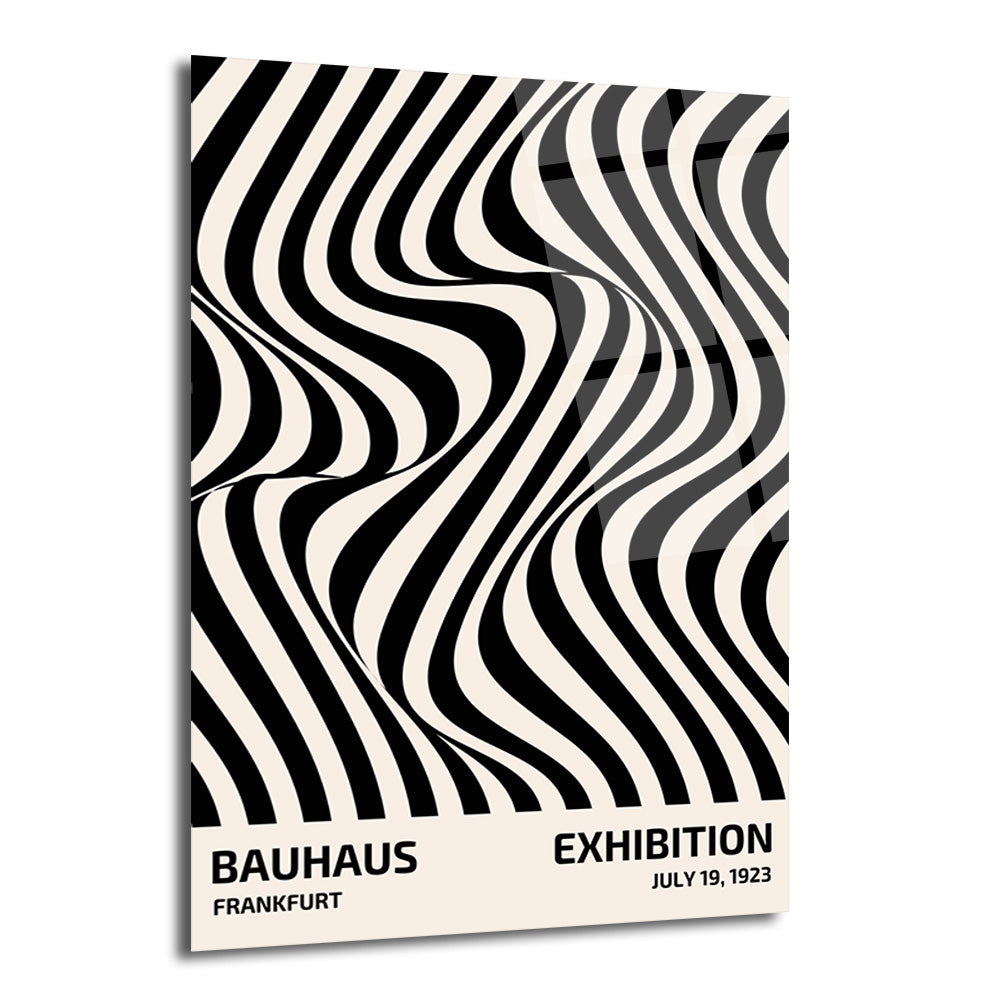 Siyah ve krem rengi dalgalı çizgilerden oluşan, optik illüzyon yaratan soyut bir Bauhaus sergisi posteri cam tablo. Tablonun alt kısmında 'BAUHAUS FRANKFURT' ve 'EXHIBITION JULY 19, 1923' yazıları bulunuyor.