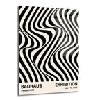 Siyah ve krem rengi dalgalı çizgilerden oluşan, optik illüzyon yaratan soyut bir Bauhaus sergisi posteri cam tablo. Tablonun alt kısmında 'BAUHAUS FRANKFURT' ve 'EXHIBITION JULY 19, 1923' yazıları bulunuyor.