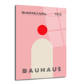 Açık pembe zemin üzerinde Bauhaus tarzı minimalist bir poster tasarımı. Üstte 'AUSSTELLUNG 1919' yazısı, ortada parlak kırmızı bir daire ve altında kemer şeklinde bej bir form bulunuyor. En altta ise 'BAUHAUS' yazısı yer alıyor. Geometrik ve modern bir cam tablo.