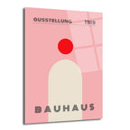 Açık pembe zemin üzerinde Bauhaus tarzı minimalist bir poster tasarımı. Üstte 'AUSSTELLUNG 1919' yazısı, ortada parlak kırmızı bir daire ve altında kemer şeklinde bej bir form bulunuyor. En altta ise 'BAUHAUS' yazısı yer alıyor. Geometrik ve modern bir cam tablo.