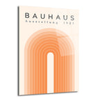 Açık krem renkli bir zemin üzerinde, ortada yükselen, farklı tonlarda turuncu ve şeftali rengi kemerlerden oluşan minimalist bir Bauhaus posteri. Posterin üst kısmında 'BAUHAUS Ausstellung 1923' yazısı siyah harflerle yer alıyor.