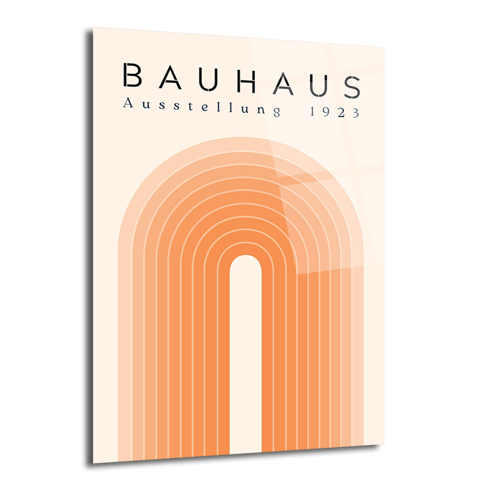 Açık krem renkli bir zemin üzerinde, ortada yükselen, farklı tonlarda turuncu ve şeftali rengi kemerlerden oluşan minimalist bir Bauhaus posteri. Posterin üst kısmında 'BAUHAUS Ausstellung 1923' yazısı siyah harflerle yer alıyor.