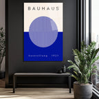 Bauhaus Sanatının Zamansız Yansıması: Modern Mavi Çizgili Cam Tablo