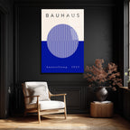 Bauhaus Sanatının Zamansız Yansıması: Modern Mavi Çizgili Cam Tablo