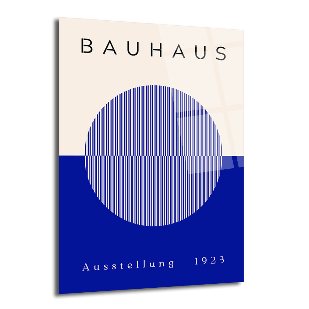 Bej ve kraliyet mavisi zemin üzerine, dikey çizgilerden oluşan büyük bir dairenin yer aldığı, üstte "BAUHAUS", altta "Ausstellung 1923" yazan modern ve minimalist cam tablo.