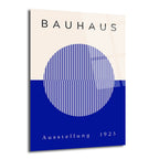 Bej ve kraliyet mavisi zemin üzerine, dikey çizgilerden oluşan büyük bir dairenin yer aldığı, üstte "BAUHAUS", altta "Ausstellung 1923" yazan modern ve minimalist cam tablo.