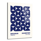Krem arka plan üzerinde lacivert yarım dairelerden oluşan, Bauhaus sergisi afişini anımsatan soyut geometrik desenli bir cam tablo. Alt kısmında 'BAUHAUS EXHIBITION FRANKFURT JULY 19, 1923' yazısı bulunuyor.