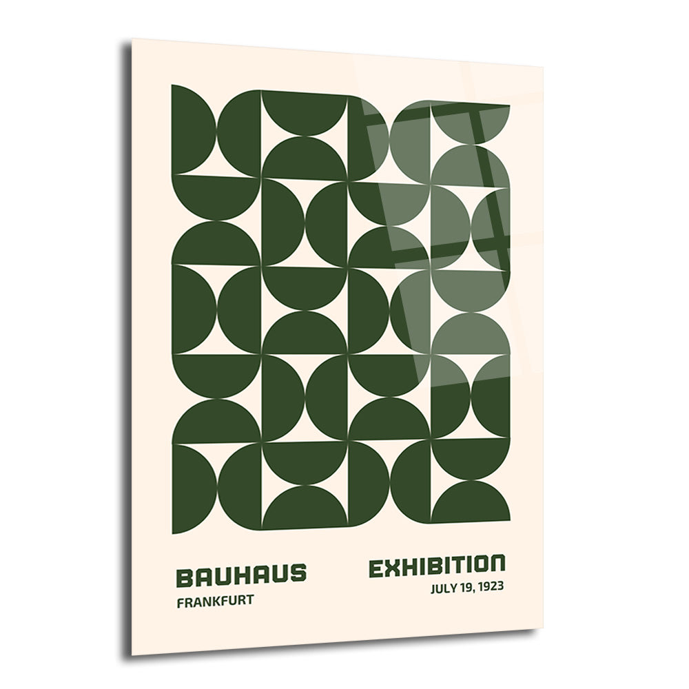 Bej zemin üzerinde koyu yeşil çeyrek dairelerden oluşan, Bauhaus tarzı geometrik bir desenin yer aldığı dikey cam tablo. Alt kısımda "BAUHAUS FRANKFURT" ve "EXHIBITION JULY 19, 1923" yazıları bulunuyor.